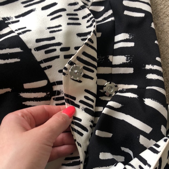 Anthropologie Brand Black and White Top with belt sash, Size Small - Picture 6 of 6